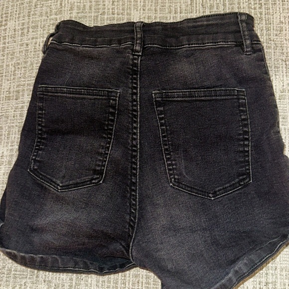Divided brand size 4 US women’s dark denim shorts - Picture 2 of 3
